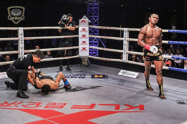 Cú móc trái của Buakaw dễ dàng hạ knock-out Toutouh