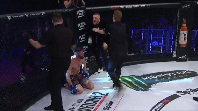 Gây hấn với trọng tài, võ sĩ McGregor đối mặt án cấm thi đấu