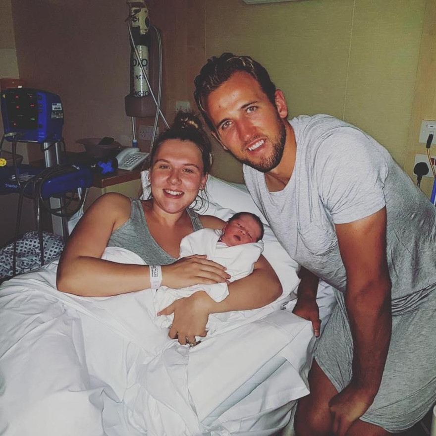Harry Kane tung ảnh khoe cô con gái thứ hại mới chào đời