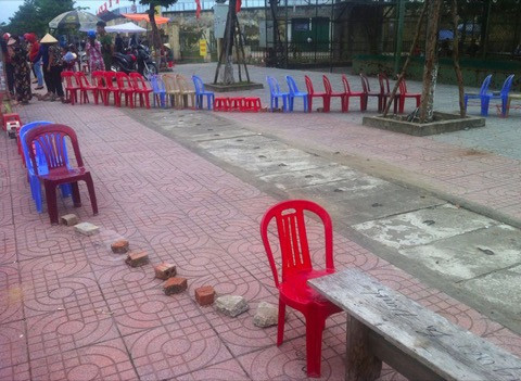 Người hâm mộ đặt gạch giữ chỗ ở giải bóng chuyền VTV Cup