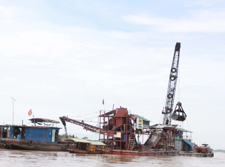 Cảnh khai thác cát trên sông Hồng. Ảnh: Đ.H