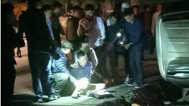 Đối tượng bị lực lượng chức năng khống chế. Ảnh cắt từ clip