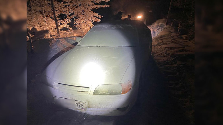 Chiếc xe bị băng phủ kín khi được tìm thấy. Ảnh: RT