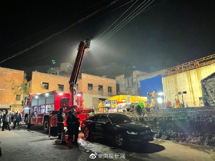 Bên ngoài khu mỏ xảy ra tai nạn. Ảnh: Twitter