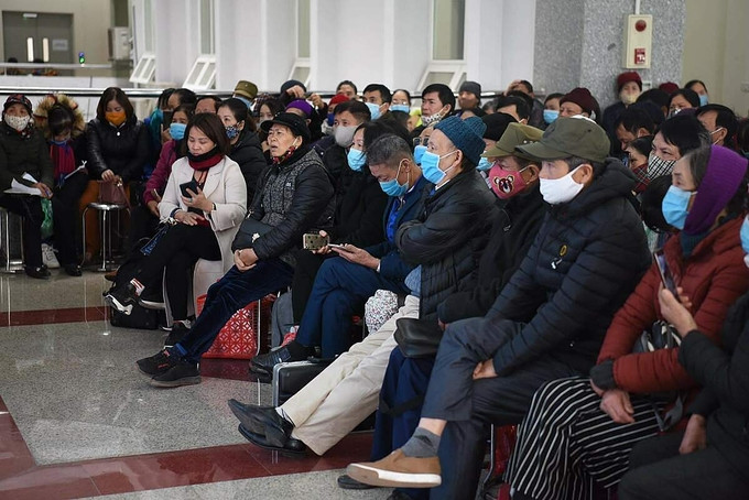 Hơn 500 bị hại ngồi kín khu vực ngoài phòng xử án, theo dõi phiên toà qua màn hình điện tử trong ngày khai mạc phiên toà. Ảnh: Thanh Vân