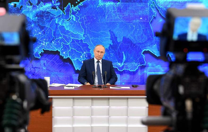 Ông Putin trong buổi họp báo chiều 17/12. Ảnh: Tass