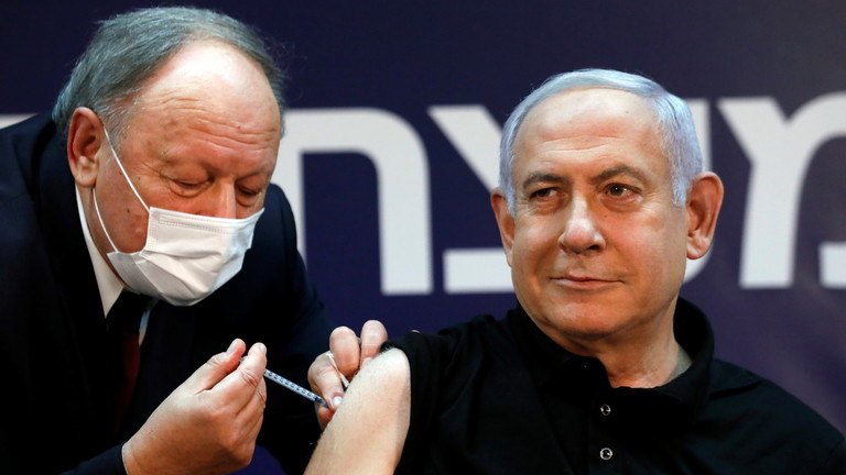 Ông Netanyahu tiêm vắc-xin ngừa COVID-19. Ảnh: Reuters