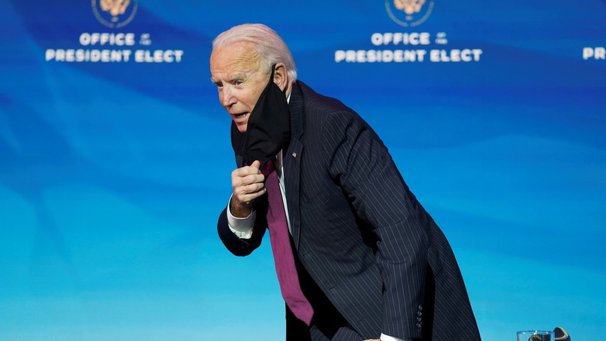 Ông Joe Biden trò chuyện với phóng viên ngày 16/12. Ảnh: Reuters