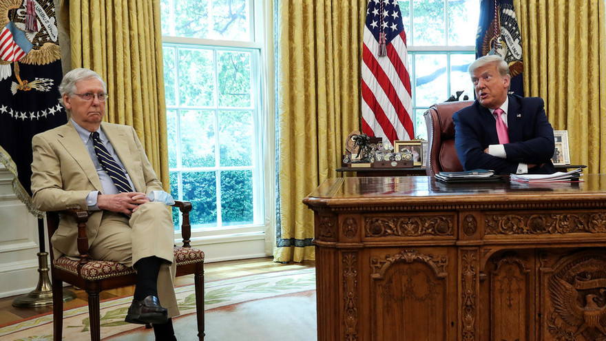 Tổng thống Trump và lãnh đạo phe đa số Thượng viện - McConnell trong phòng Bầu dục ở Nhà Trắng. Ảnh: Reuters