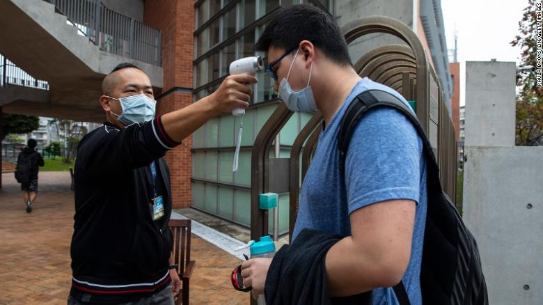Nam sinh được đo nhiệt độ trước khi vào trường ở Đài Bắc (Đài Loan, Trung Quốc). Ảnh: Getty