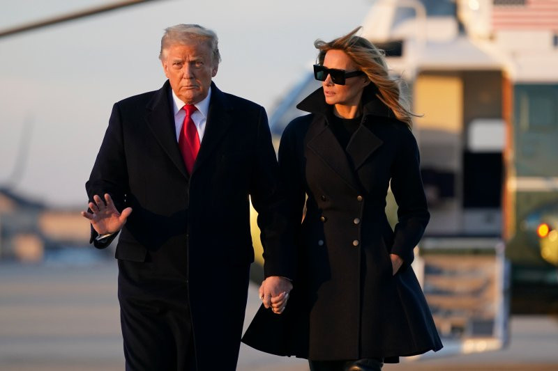 Bà Melania nắm tay ông Trump trong lần xuất hiện mới nhất. Trước đó, bà từng rất hiếm khi nắm tay chồng. Ảnh: AP
