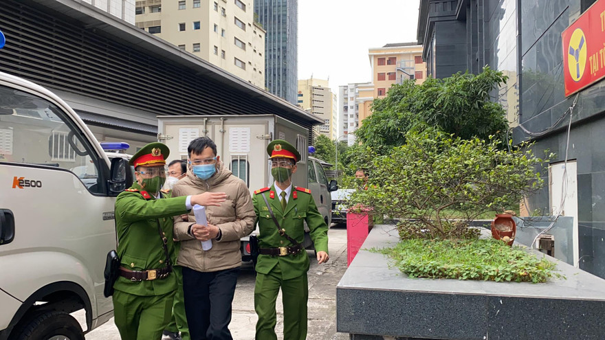 Bị cáo được dẫn giải đến toà. Ảnh: N.C