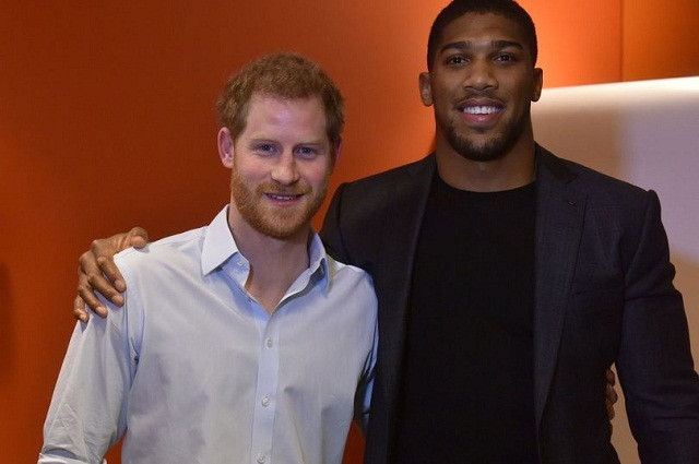 Hoàng tử Harry và Joshua đã có buổi gặp gỡ khá thân mật