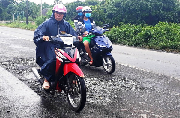 QL30 nhiều nơi bị xuống cấp nghiêm trọng (Ảnh: Hải Đường)