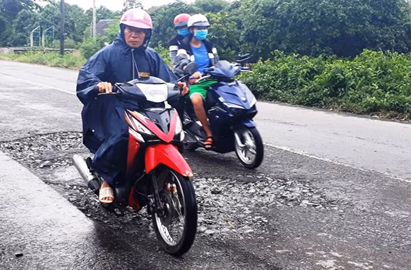 QL30 nhiều nơi bị xuống cấp nghiêm trọng (Ảnh: Hải Đường)