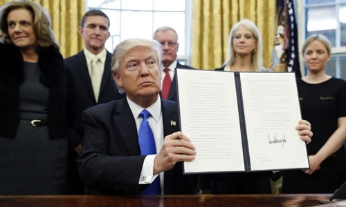 Tổng thống Mỹ Donald Trump kí một sắc lệnh tại Nhà Trắng. Ảnh: AP