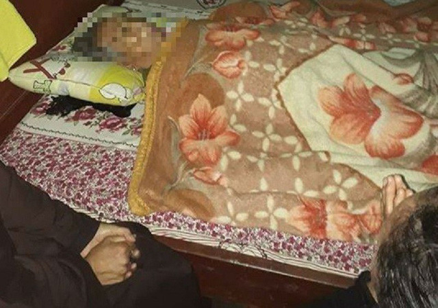 Cụ bà M. đã bất ngờ tỉnh lại khi đang được lo hậu sự khiến cả gia đình ngỡ ngàng vui mừng. (Ảnh: CTV)