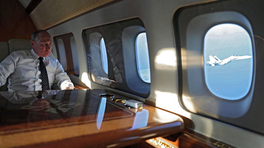 Tiêm kích Su-30 hộ tống chuyên cơ của Tổng thống Nga Putin trên đường đến Syria. Ảnh: Reuters