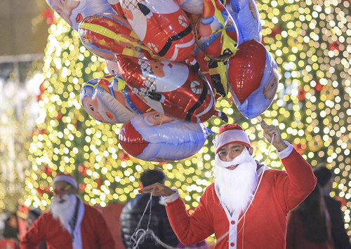 Không khí Noel đã tràn ngập ở nhiều đô thị. Ảnh: Nguyễn Đông.