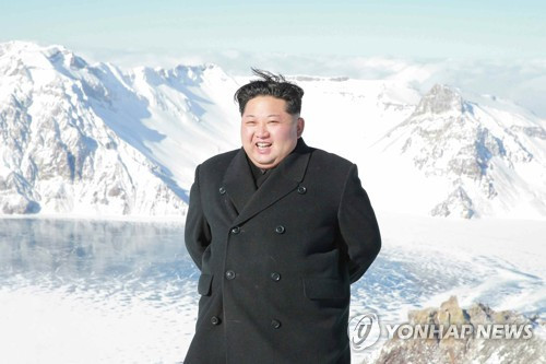 Chủ tịch Kim Jong-un đứng trên đỉnh núi Paektu. Ảnh: Yonhap