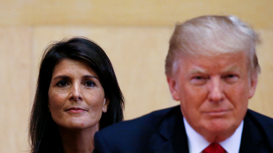 Đại sứ Mỹ tại LHQ Nikky Haley (trái) và Tổng thống Mỹ Donald Trump (phải). Ảnh: RT
