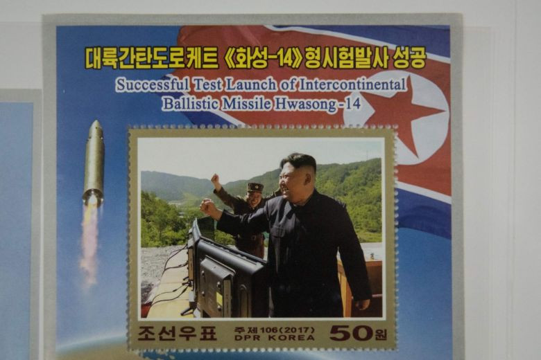 Một con tem của Triều Tiên in hình Chủ tịch Kim Jong-un ăn mừng phóng thành công ICBM Hwasong-14. Ảnh: AFP