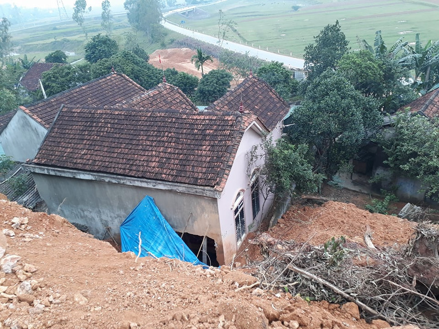 Những ngôi nhà nằm trong khu vực nguy hiểm bởi tình trạng sạt lở đất.