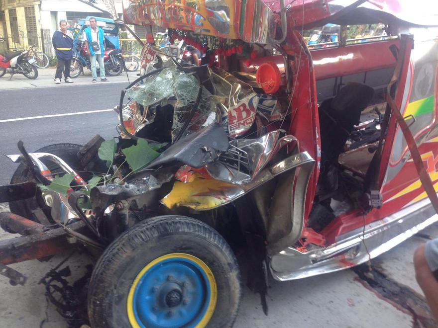 Chiếc xe buýt nhỏ nát đầu sau vụ va chạm. Ảnh: Twitter