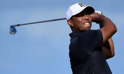 Woods vung gậy rất thoải mái trong lần trở lại đầu tiên sau 10 tháng nghỉ dưỡng thương. Ảnh: AP.