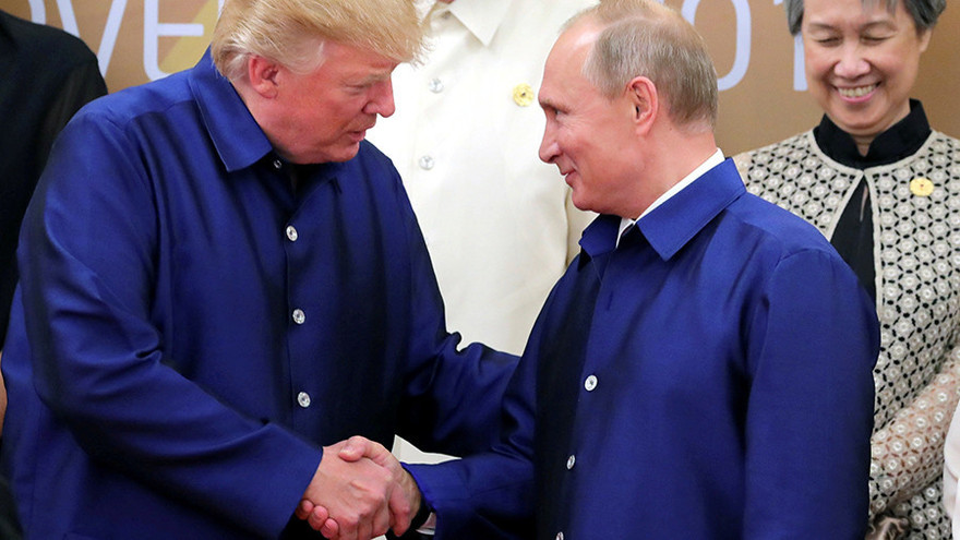 Tổng thống Nga Vladimir Putin và Tổng thống Mỹ Donald Trump bắt tay trong một sự kiện tại Hội nghị thượng đỉnh APEC, diễn ra đầu tháng 11 tại Đà Nẵng, Việt Nam. Ảnh: Reuters