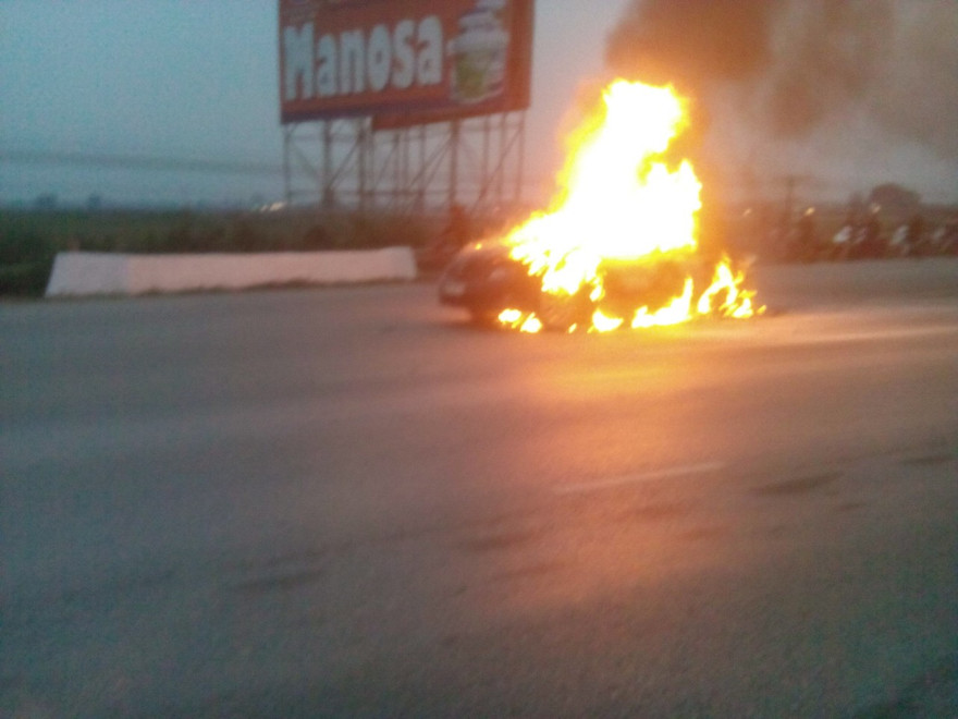 Hiện trường chiếc xe ô tô bị bốc cháy. Ảnh: Hoàng Lam