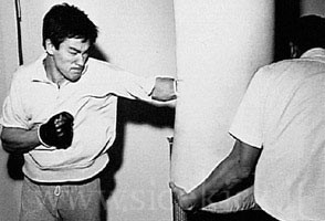 Hình ảnh Lý Tiểu Long tập luyện cùng bao cát. Ảnh: Top Ten.