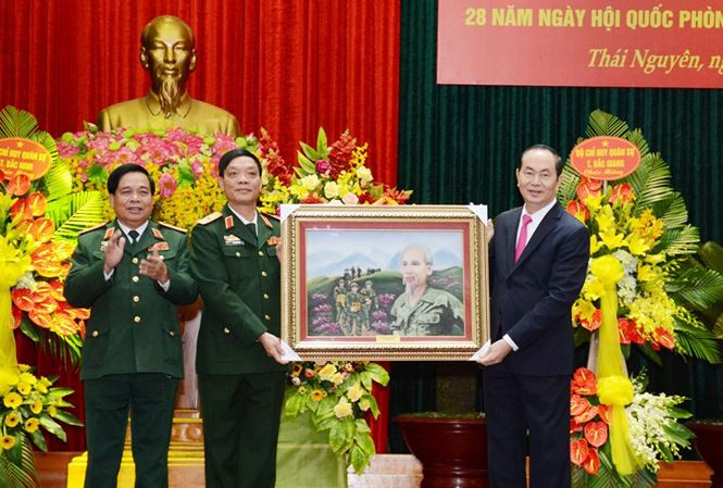 Chủ tịch nước tặng bức tranh Bác vẫn cùng chúng cháu hành quân cho Bộ Tư lệnh Quân khu 1, sáng 18/12