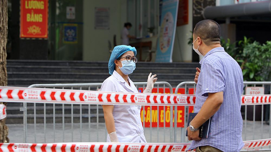 Cách ly toà nhà có ca dương tính trên phố Nguyễn Lương Bằng