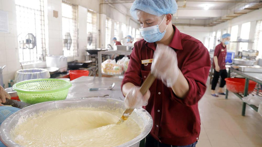 Đột nhập nhà bếp làm 10 nghìn suất ăn mỗi ngày cho bệnh viện bị phong tỏa ở Hà Nội