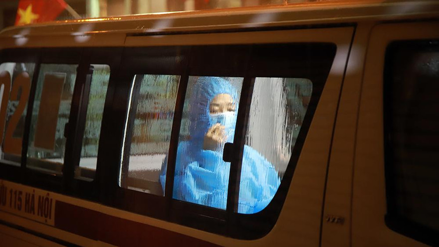 Theo chân lực lượng thầm lặng 115 cấp cứu bệnh nhân COVID-19 trong đêm mưa