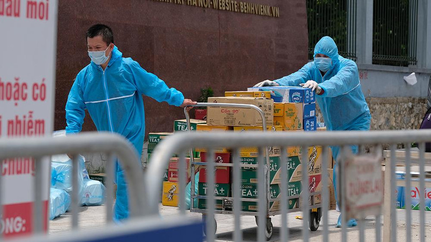 Xuyên trưa chuyển hàng tiếp tế cho Bệnh viện K Tân Triều