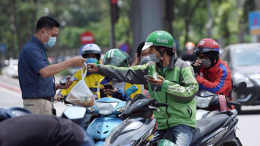 Dịch COVID-19 phức tạp, đội quân 'người vận chuyển' chạy hết công suất giữa hè nóng đổ lửa