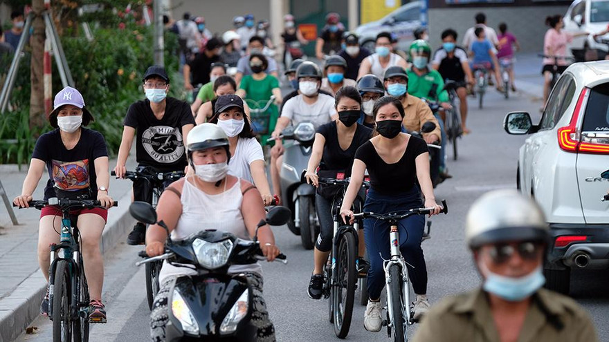 Dịch bệnh phức tạp, người dân Hà Nội vẫn đạp xe tấp nập quanh Hồ Tây 