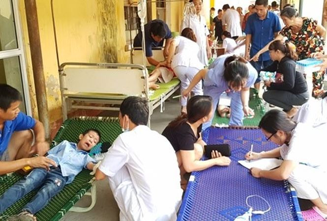 Hàng trăm học sinh nhập viện sau bữa ăn trưa. Ảnh: NT