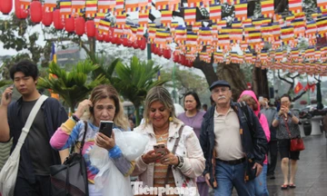 Dòng người xếp hàng, đội mưa du xuân Hà Nội mùng 6 Tết