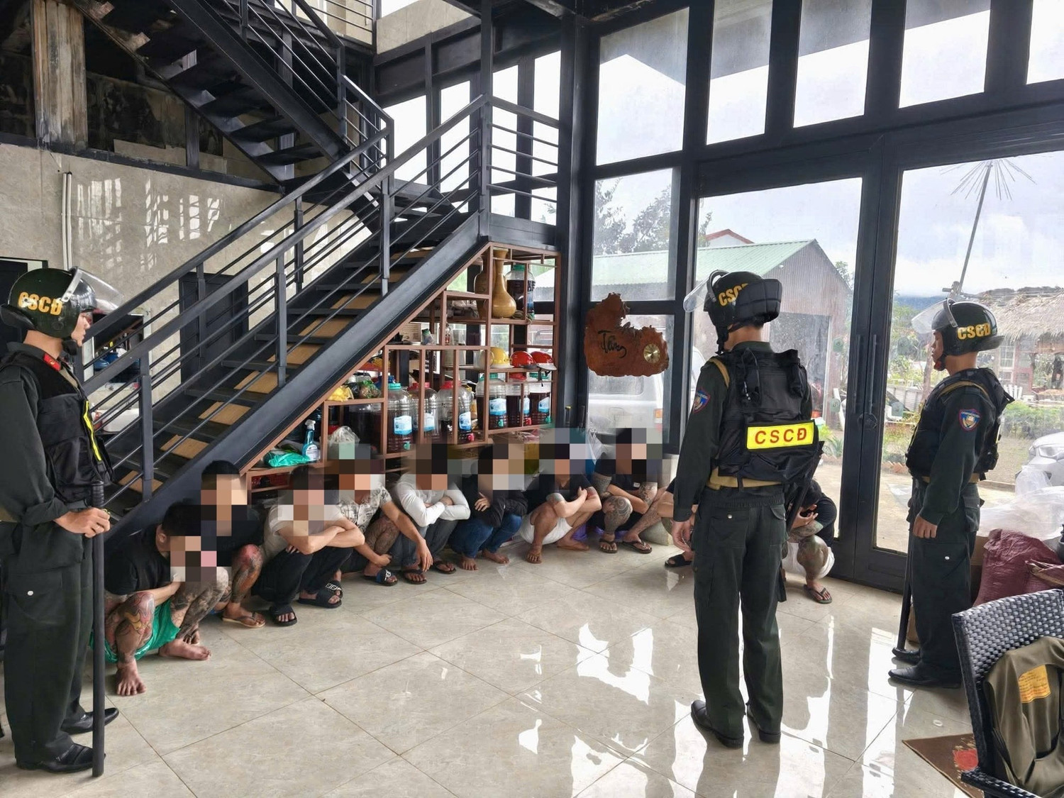 Cảnh c&ocirc;ng an Quảng Ng&atilde;i bắt giữ nh&oacute;m sử dụng ma t&uacute;y tại homestay