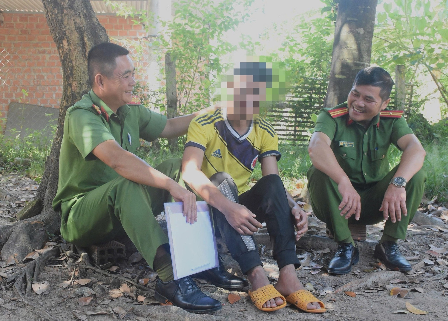 C&aacute;n bộ c&ocirc;ng an phường Đăk Bla động vi&ecirc;n A.X sau khi cai nghiện