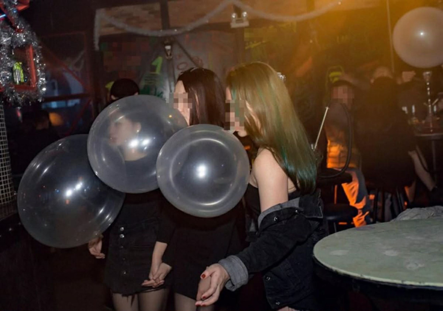 Hậu quả nghi&ecirc;m trọng của việc lạm dụng b&oacute;ng cười