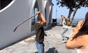 Chủ quán cơm niêu dùng xẻng đuổi đánh khách