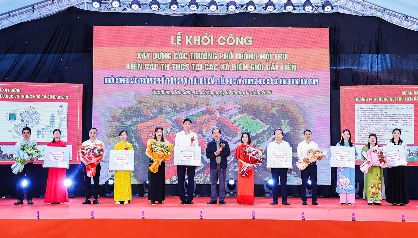 Bộ trưởng Nguyễn Kim Sơn trao tặng quà trong chương trình.