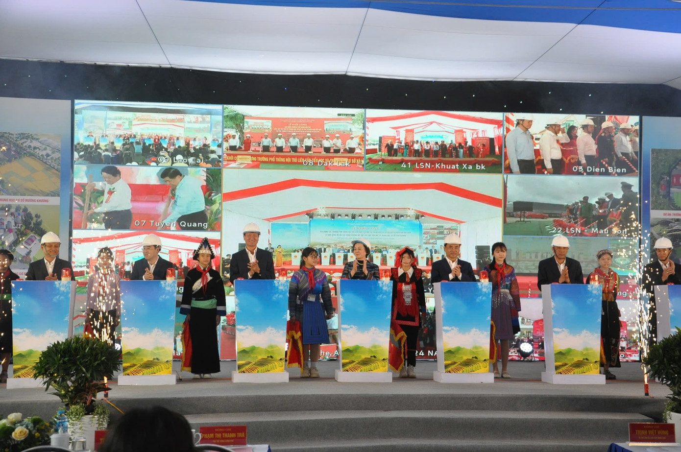 Phó Thủ tướng Chính phủ Phạm Thị Thanh Trà cùng lãnh đạo các bộ, ngành Trung ương và tỉnh Lào Cai dự buổi lễ khởi công trường phổ thông nội trú liên cấp tại Lào Cai.