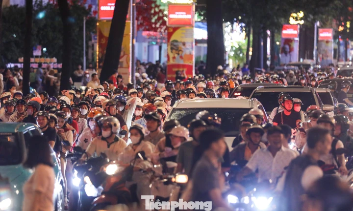 Dòng người đổ về trung tâm TPHCM, nhiều tuyến đường ùn tắc kéo dài