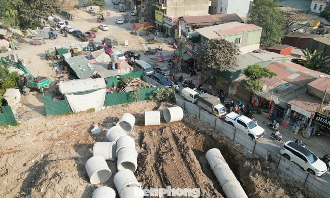 Hà Nội yêu cầu phun sương giảm bụi, dừng cấp phép thi công đào đường cuối năm