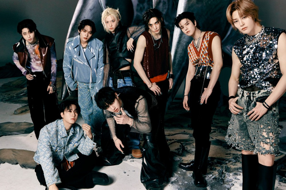 Stray Kids bày tỏ lòng biết ơn đến người hâm mộ: "Chúng tôi chưa bao giờ nghĩ mình sẽ được biểu diễn ở Paris với nhiều STAY đến vậy. Chúng tôi thực sự biết ơn. Nhờ các bạn, chúng tôi đã được mời đến đây và có thể chia sẻ rất nhiều kỷ niệm tuyệt vời. Cảm ơn các bạn rất nhiều vì đã luôn yêu thương và ủng hộ chúng tôi. Nhất định chúng ta sẽ gặp lại nhau vào lần tới khi chúng tôi đến Paris. Chúng tôi yêu các bạn". 11.png